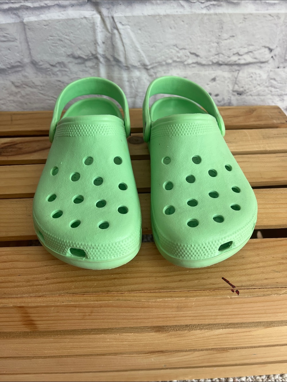Crocs unisex adult light green classic clog shoes size 7 women’s 5 men’s - Picture 7 of 7